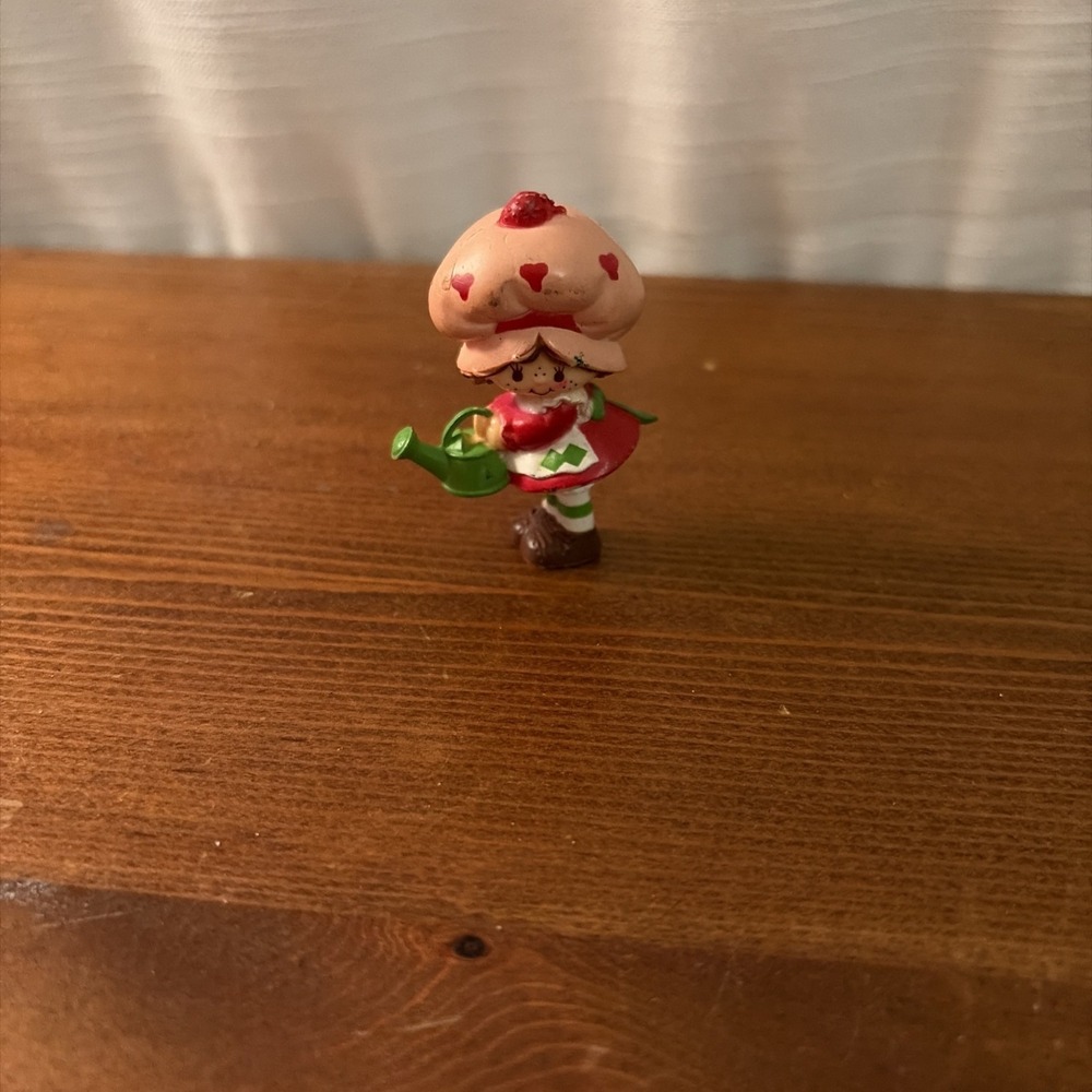 Strawberry Shortcake PVC Miniature Figurine 1980s Collectible